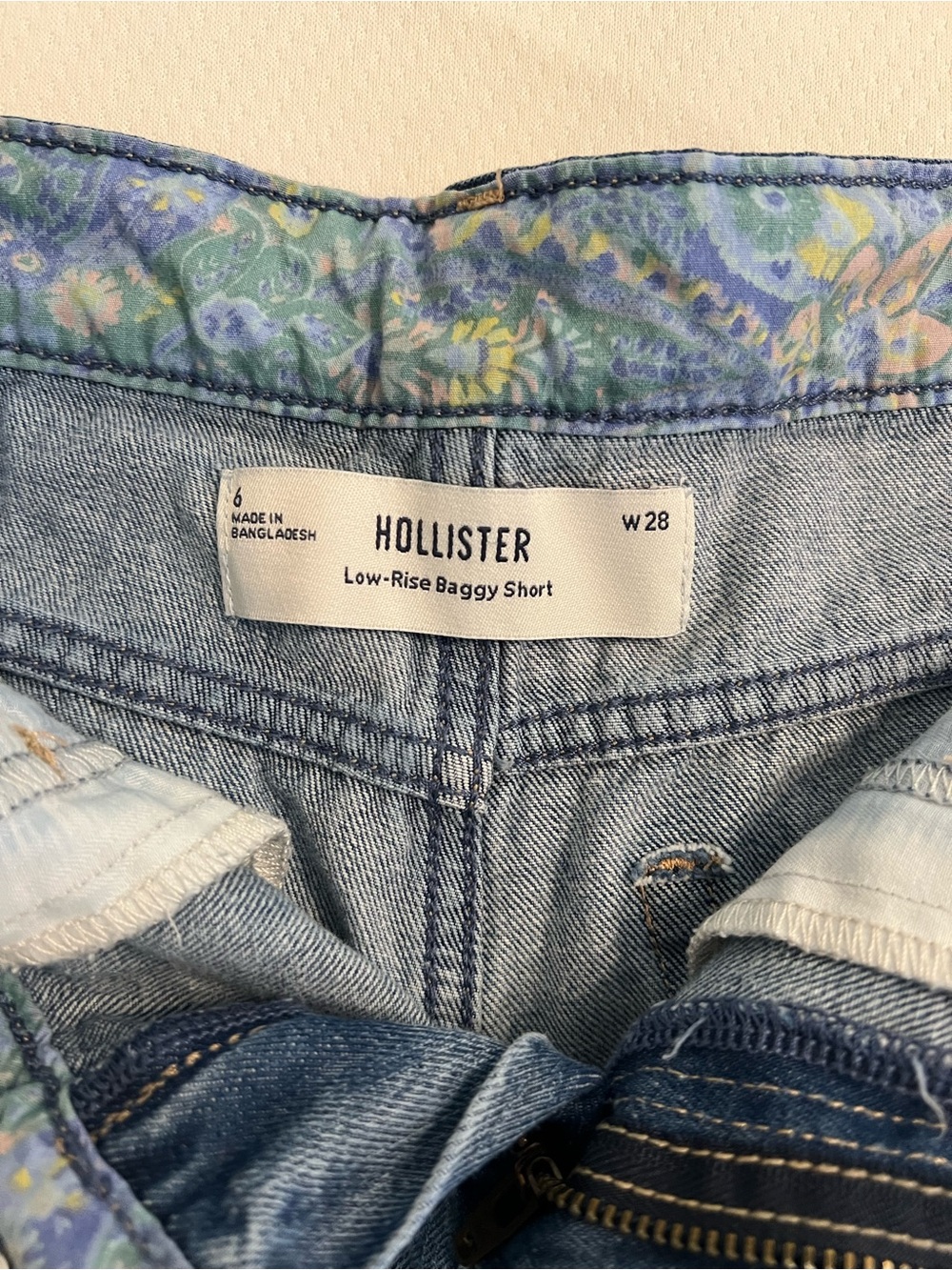 Hollister Light Wash Low-Rise Baggy Shorts - Blue Size 6